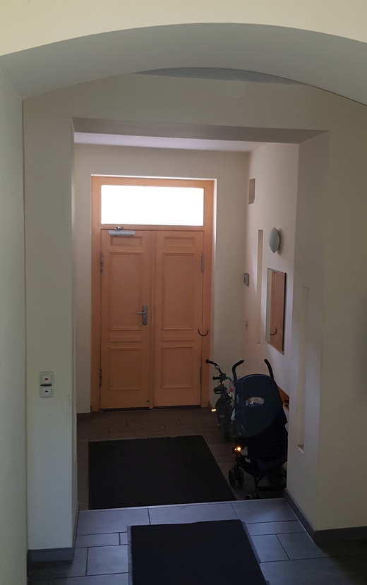 Borodinstraße Hauseingangstür innen ohne Bleiverglasung