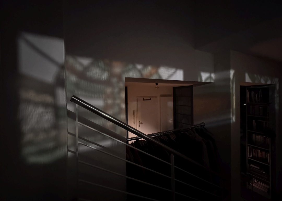 Oberlicht-Band. Auf der gegenüberliegenden Wand erscheinen die vergrößerten Bleiverglasungen als bunte Lichtschatten. 