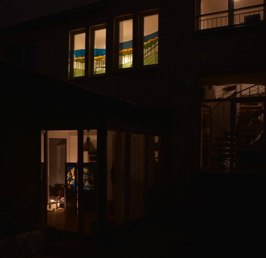 Buntglasfenster Bleiverglasung Quartychon Fassade bei Nacht